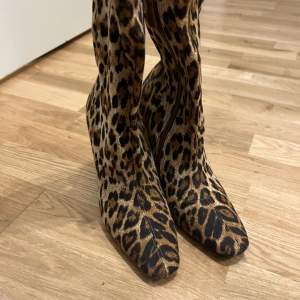 Sockboots från Raid i leopardmönster i storlek 37. Använda ett fåtal gånger, fint skick. 