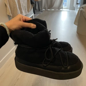 Vinterskor - Inuikii-liknande sko men är från H&M, aldrig använda! Säljer för att dom är för stora för mig som har 37. 
