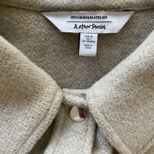 Skjortjacka från Stories - Beige skjortjacka från & Other Stories. Ullblandning. Som ny! Använd ett fåtal gånger  Strl. 36