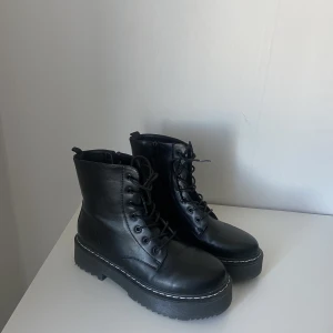 Kängor - Lätt varmfodrade kängor med dragkedja på insidan🤍 Väldigt bra skick, använda max 2 gånger   Nypris 700 kr