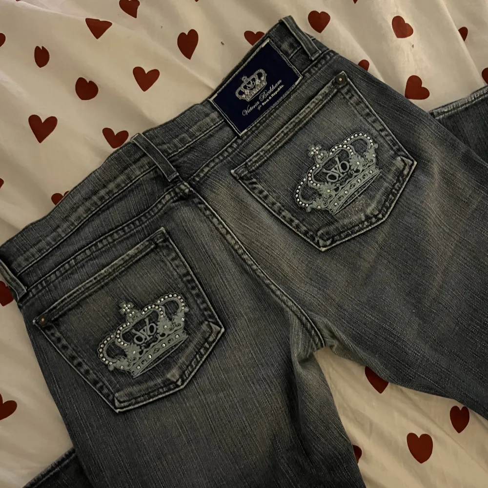 Säljer snygga lågmidjade Victoria Beckham jeans i rak modell!🤩 kronan är ljusblå och alla rhinestones är kvar! Byxorna är i nyskick🥰 för långa på mig som är 164. Passar nog en 36/38 bäst!🤩 midja: ca 90 cm, höft: ca 105 cm, Innerbenslängd: ca 85 cm 🤩. Jeans & Byxor.