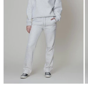 Lxa sweatpants Grey/Melange  - Mina fina Lxa byxor är till salu pågrund av att jag tycker dem är för korta för mig (179cm). Letar efter några som är längre! 💞Ordianre pris 600kr. Skriv för fler bilder och prisförslag! 