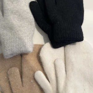 Vantar i ULL - Finns i beige, grå, vit och svart. 289:- st 