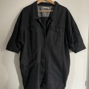 Jeansskjorta ACNE  - Strl s/m men passar upp till L.  Två sidofickor och en innerficka. 