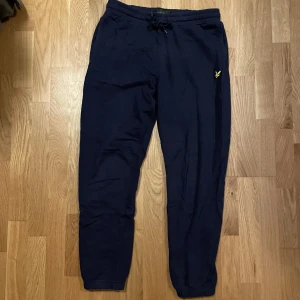 Lyle & Scott mjukisbyxor - Säljer mina lyle & scott byxor då de  aldrig används. Är 188 cm lång och de passar mig på håret. 