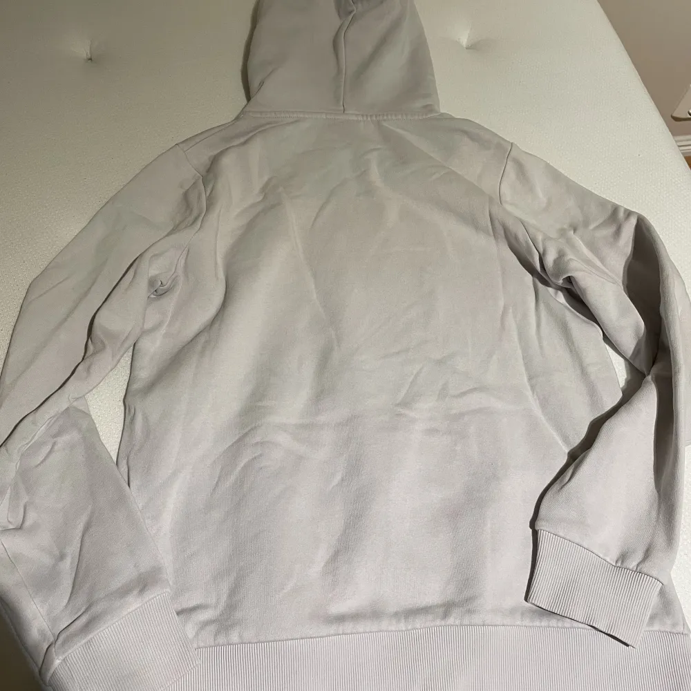 Säljer en jättefin Peak Performance hoodie i storlek S. Färgen är creamgrå och passar till andra färgade klädesplagg. Tröjan är varm och täcker kylan nu för vinter och höst. Pris kan diskuteras, skriv för mer info! . Hoodies.