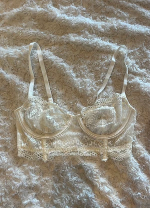 Vit spets bh  - Nu säljer jag min snygga spets bh! Passar perfekt till vardags eller fest med en kavaj. Aldrig använd❤️‍🔥❤️‍🔥