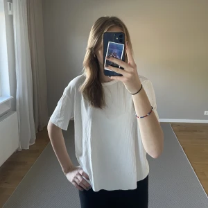 Kortärmad från NA-KD  - Vit kortärmad från na-kd. Super skönt material. Mycket fint skick, storlek S🍂