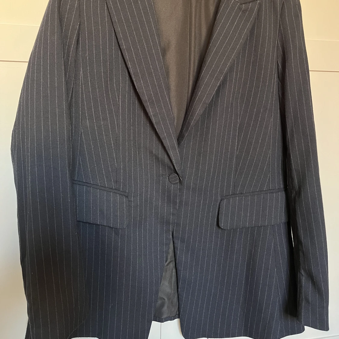 Kavaj marinblå kritstreck