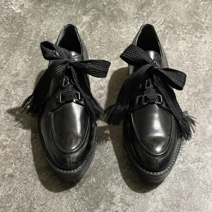 Skor - Ett par gulliga loafers med band som går att byta ut till finare!✨ Knappt använd. Köpt via secondhand. Lite kletiga, men går att få bort om man tvättar dem!