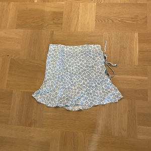 KJOL STORLEK S - Nu säljer jag denna fina kjolen från pull&bear stl S💕 Inga hål eller liknande. 70kr + frakt🚚📦  !Tryck INTE på köp nu!