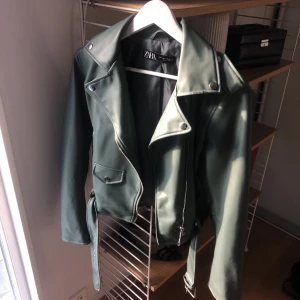 Militärgrön skinnjacka - Använd Max 4 gånger. Lite liten i storlek, sitter snyggt på mig som är 167cm.