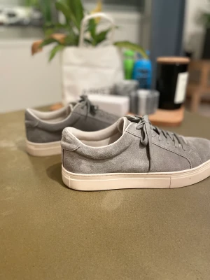 Vagabond skor - Ett par riktigt fina Vagabond skor använd ca 5 gånger och alltid med en extra sula så dem är nyskick. Skorna är i 42 men passar lätt 43. Jag har tyvärr ingen låda och kan diskutera pris vid snabb affär.