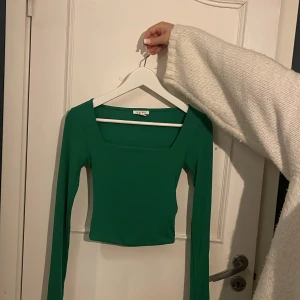 Grön festtopp - Långärmad topp med fyrkantig skurning 