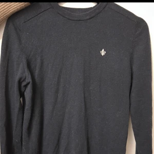 Morris Sweatshirt - En otroligt fin Morris sweatshirt i Storlek M. Tröjan är Åtsittande och därmed skulle jag anse att tröjan är mer en Small storlek.   Skicket är felfritt  Färgen är mörkare, typ en blåare svart.  Nypris ca 1500kr