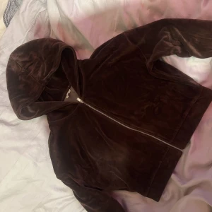 Brunt mjukissett från Nelly - Mjukissett i storlek M använt 2 gånger, den är i bra skick och den har inga skador på dig. Mjukis sättet är i samma material som juicy couture. Pris kan diskuteras 