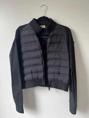 Moncler jacka - Knappt använd Moncler jacka i modellen ”Maglia cardigan zip up” verkar dessvärre inte finnas kvar på hemsidan.   Köpt för 8200 på NK under våren 2021. 