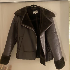Fodrad skinnjacka  - En fodrad skinnjacka från NAKD, skulle säga att den är overzized. inköpt förra hösten men endast använd fåtal gånger vid förliten storlek. 