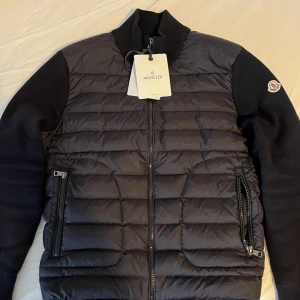 Moncler cardigan  - Cardigan  10/10 hör av dig vid frågor allt finns till