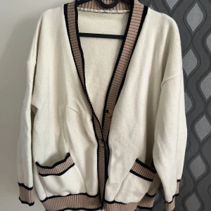 Mysig kofta - Söt, mysig kofta som inte kommer till användning ✨ Väl använd men i bra skick! Size S