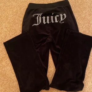 Juicy couture - Säljer ett bar svarta juicy byxor i storlek XS. Använd ett par gånger . 💞