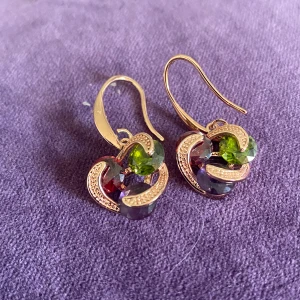 Örhängen roseguld  - Vackra örhängen med färgglada rhinestones  Okänt material 