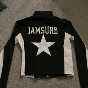 Star zipup jacket  - Skit snygg stjärn jacka med y2k stil. Jätte bra passform och tight. Svart-vit med stjärn detalj på. Säljer för att jag ändrat stil men den är skit snygg
