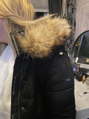 Emporio Armani jacka - Köpt 2020 i London för 10 000kr och pälsen köpt för 2000kr äkta minkpäls Så hela jackan kostar 12000kr Säljer för 4000 eller högst budande! Använd fåtalet gånger och är som ny!  storlek S/36-38