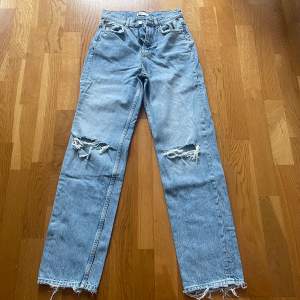 Jeans stl 32 från Gina tricot (men är som 34 i storleken) i bra skick 100 kr, köparen står för frakten 