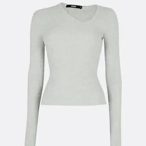 Säljer nu denna grå ”sne” v-ringade stickad tröja från BikBok i storlek S. Använd ett fåtal gånger, hör av er för egna bilder eller andra frågor. Kan tänka mig mötas upp i Stockholm 💓