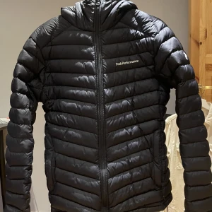 Peak jacka - Svart peak performance jacka i bra skick