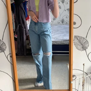 Jeans med hål - Blåa jeans från Zara med hål i knäna och slitningar i slutet av benen. Långa i benen för oss långa girls! 😍Har tyvärr blivit för små! Använda men i mycket fint skick!