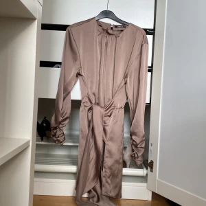 Klännig brun  - Jag säljer en brun fest/cocktail klännig i storlek 38 från Gina tricot. Det är helt oandvänd och är i ny skick. 