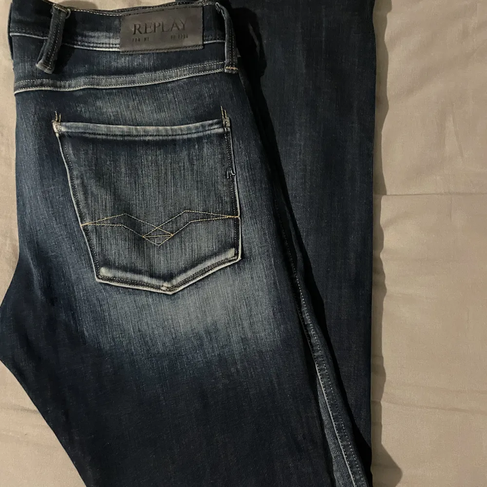 Säljer mina replay jeans då dom knte kommer til användning. Dom är i bra skick och det är stretchigt material. . Jeans & Byxor.