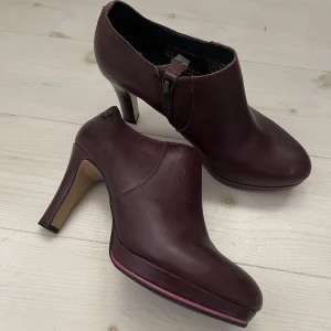 Högklackar i vinrött  - Högklackar i vinrött.  Storlek 36,  