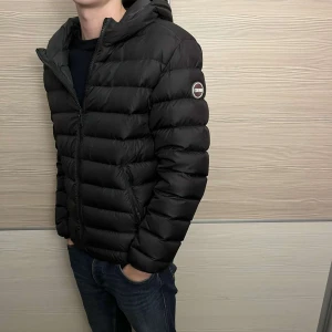 Colmar jacka - Säljer denna snygga vinter/höst jacka från Colmar. Endast använd fåtal gånger. Köptes ny förra vintern för 5 500 kr och säljer nu för 2 900kr (priset kan diskuteras). Jackan fungerar för både män och kvinnor.