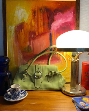 Grön supersöt väska!❤️‍🔥 - Denna väska har en jättefin grön nyans samt är väldigt rymlig! Använd men i fint skick!💕✨