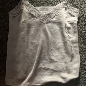 Spets Linne - Säljer mitt helt nya spets linne ifrån Kappahl , köpte för 350 kr