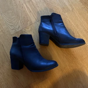Boots - Svarta stilrena låga boots/stövlar, inga defekter nästan som nya!