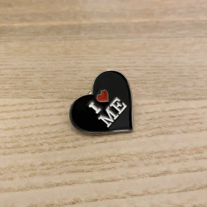 Badge - Super het Y2k badge  Frakten tillkommer på 15kr  (skriv privat, klicka INTE på köp)