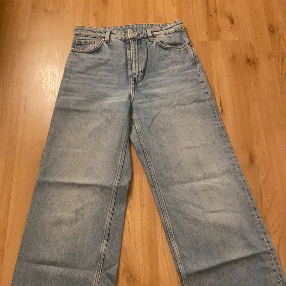 Blåa jeans(mid waist) ifrån monki. Köptes för 2 år sen och använts ett fåtal gånger, säljer då dem inte kommer till användning längre. Nypris: 499kr. Jeans & Byxor.
