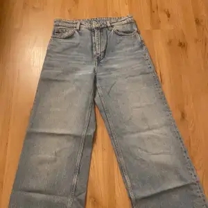 Blåa jeans(mid waist) ifrån monki. Köptes för 2 år sen och använts ett fåtal gånger, säljer då dem inte kommer till användning längre. Nypris: 499kr