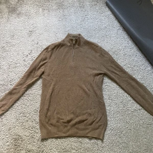 Hm Half Zip - Säljer denna Half Zip från HM. Har knappt använt den och den är i nyskick. 