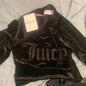 Juicy & Armani tröja - Juicy tröja helt ny storlek S och Armani tröjan storlek M använt 2-3 gånger inga skador. Säljer då jag inte använder dem💓 vid köp av båda 140 annars 80 kr
