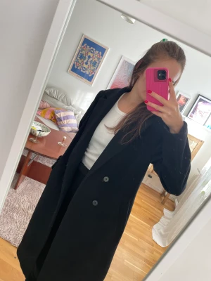 Kappa från Lindex  - Kappa perfekt till hösten från Lindex. Jackan är i bra skick då den endast är använd vid fåtal tillfällen förra hösten