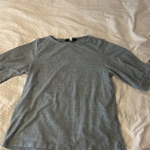 Blå tshirt - Säljer min blåa stickade t-shirt/ trekvartsärmade tröjan för 70kr+ frakt .storlek S