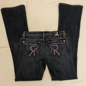 Rock & Republic jeans - Snygga Rhinestone rock & republic jeans som är bootcut och lågmidjade. Midja: 37cm, från skrev till midja: 18,5cm. Benöppning: 22cm, lår: 23,5cm. Innerbenslängd: 80cm
