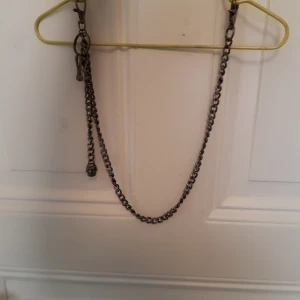 Silver kjedja - Säljer en as snygg sliber kjedja.  Går att ha på byxorna eller andvända som annan typ as assesoar. Måt- Kjedja 1=57cm. Kjedja 2=17cm, inkluderar skellet skalle. Ingår även en ring med totalt 4 fästen+ ett fäste på kjedja 1. Bra skick och endast 1 gång🖤