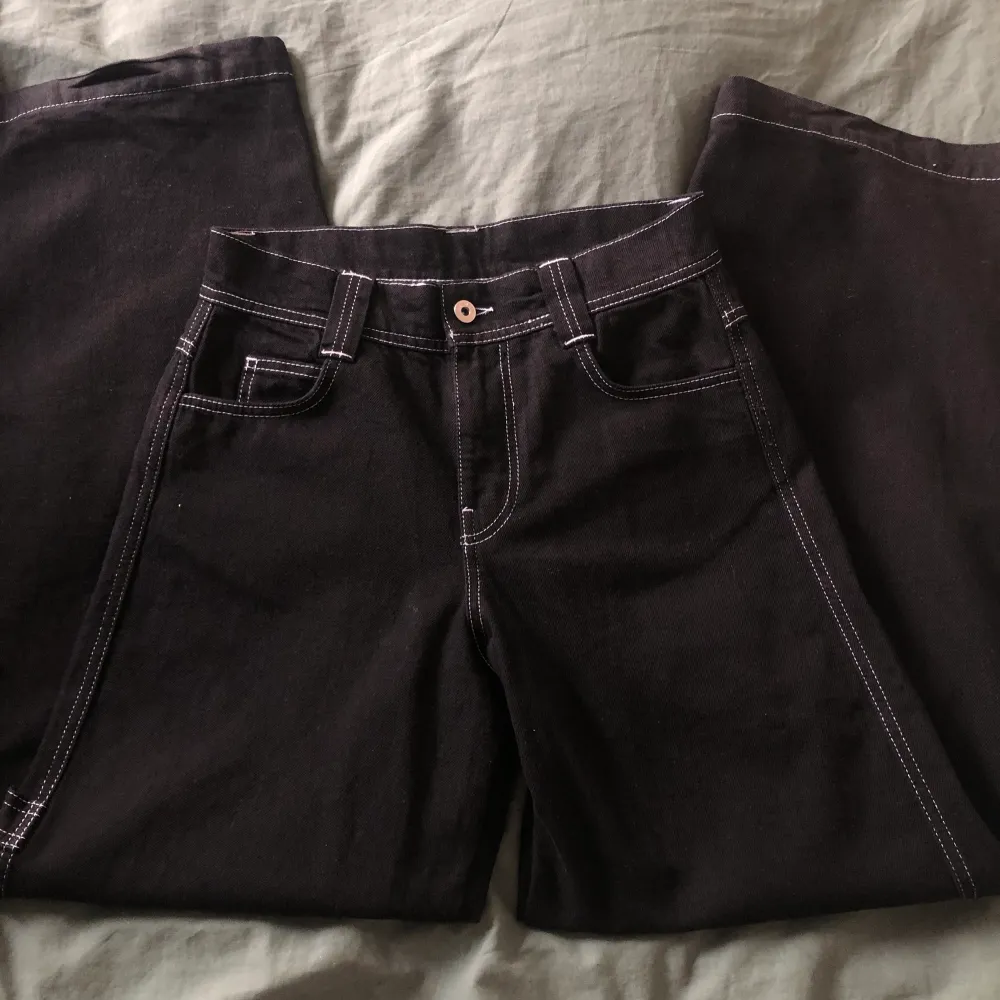 Säljer dessa jeans då de inte kommer till användning. Nyskick (använda 1-2 ggr). Skriv privat vid frågor!❤️. Jeans & Byxor.