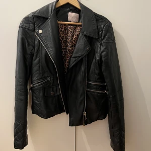 Skinnjacka ”fake” - Använd men är i fint skick